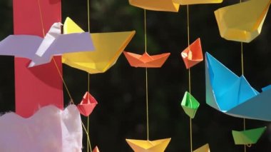 Kağıt tekne gergin ipler üzerinde