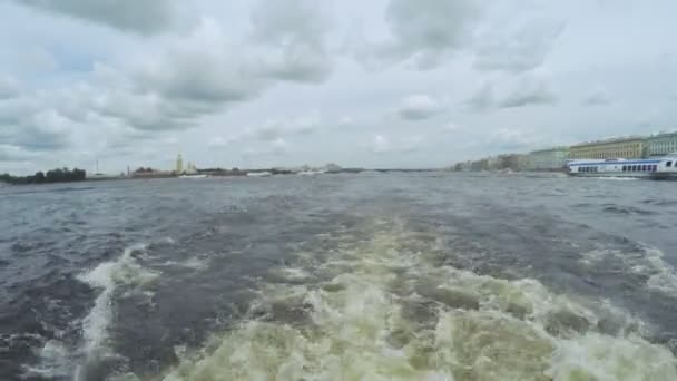 Suivant astern sur la rivière — Video