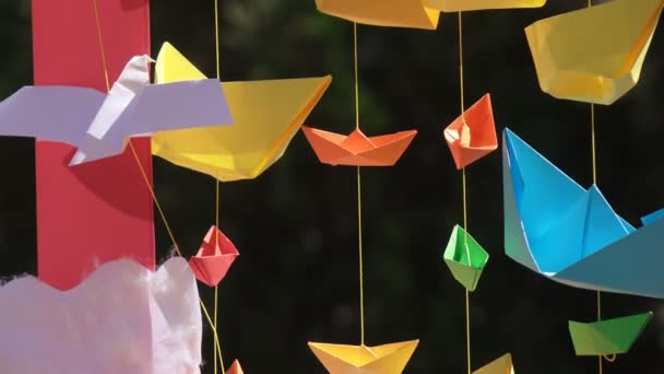 Paper boats on stretched ropes — Stock Video