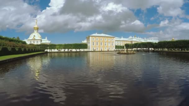 Kolonistky πάρκο και τη λίμνη σε Peterhof — Αρχείο Βίντεο
