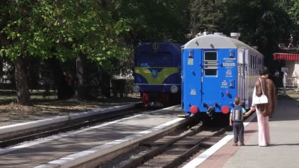 Ferrocarril de los niños en Globa Park última ciudad de Chkalov Dnepropetrovsk — Vídeo de stock