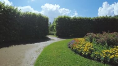 Çalılar ve Çiçeklik arasında labirent