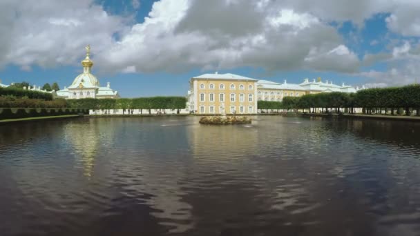 Parque Kolonistky y estanque en Peterhof — Vídeo de stock