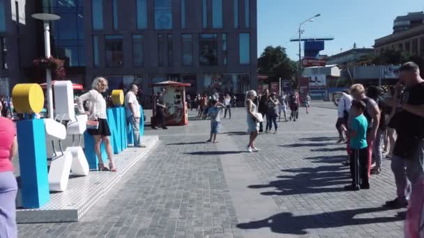 Название Днепр в центре Днепропетровска — стоковое видео