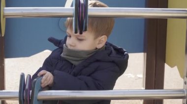 Bir çocuk oyun parkında yürüyor