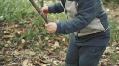 Çocuk yürüyor ve oynuyor.