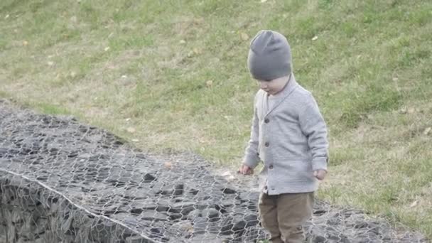 Niño en la orilla del río — Vídeos de Stock