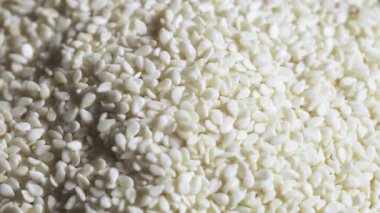 Bir yığın beyaz susam.