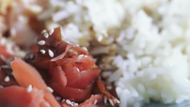 Arroz com camarões e peixe vermelho — Vídeo de Stock
