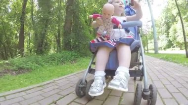 Anne ve kızı bebek arabasında.