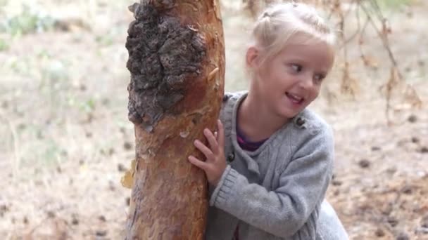 Flicka kramar ett träd — Stockvideo