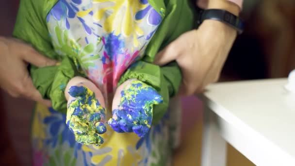 Boy draws with paints — Stock Video