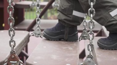 Çocukça ayakları asılı ahşap