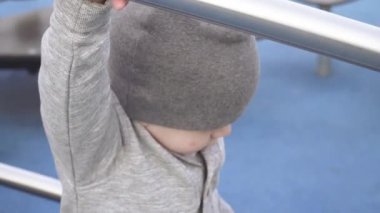 Bir çocuk oyun parkında yürüyor