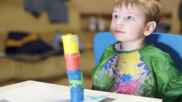 Garçon dessine avec des peintures — Video