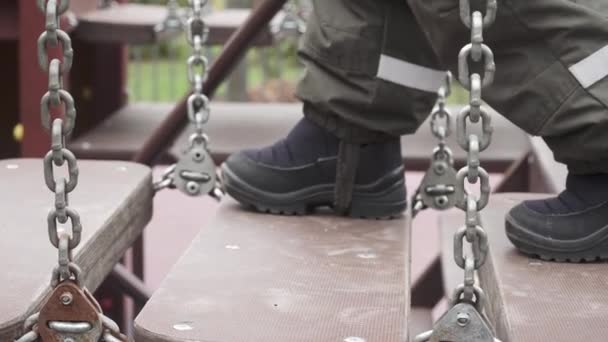 Дитячі ноги на висячих дерев'яних — стокове відео