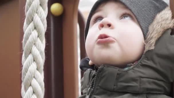 Menino brincando com corda de escalada — Vídeo de Stock