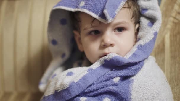 Chłopiec w ręczniku — Wideo stockowe