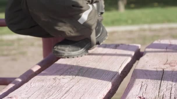 Childs voeten op opknoping houten — Stockvideo