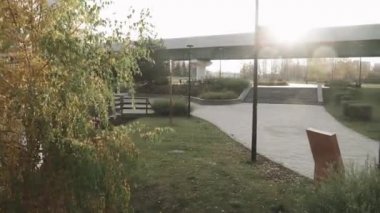 Moskova metrosu manzaralı parkta bir ara sokak.