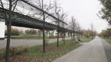 Moskova metrosu manzaralı parkta bir ara sokak.