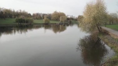 Şehir parkında gölet