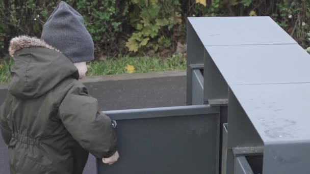 Garçon jeter des ordures — Video
