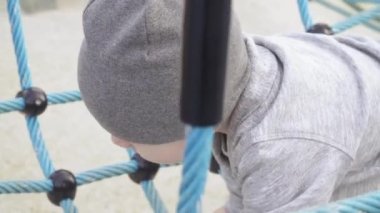 Bir çocuk oyun parkında yürüyor