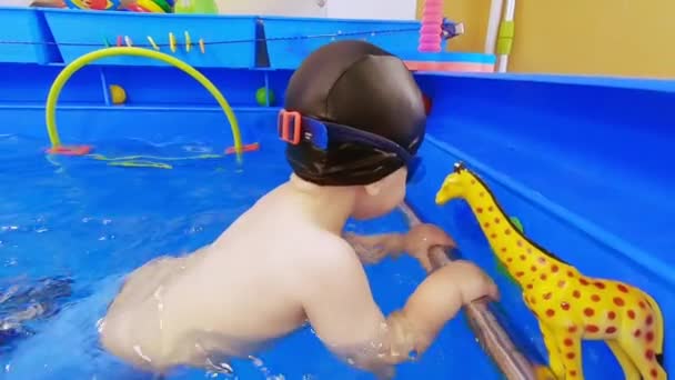 Dítě v bazénu batolat — Stock video