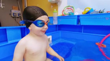 Bebek havuzundaki çocuk