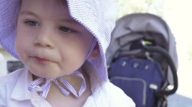 Çocuk Çin eriştesi yiyor.