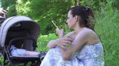 Anne ve oğul el ele tutuşun.