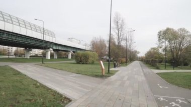 Moskova metrosu manzaralı parkta bir ara sokak.