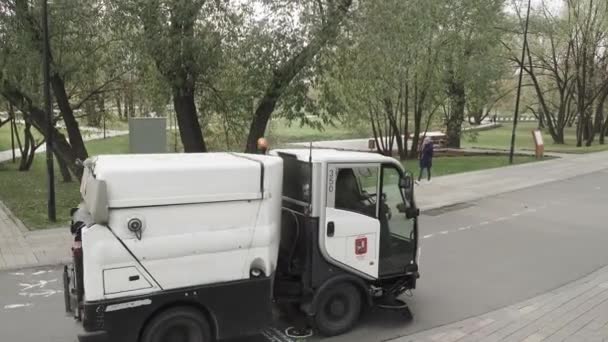 Ciągnik do czyszczenia asfaltu w ruchu w parku miejskim — Wideo stockowe