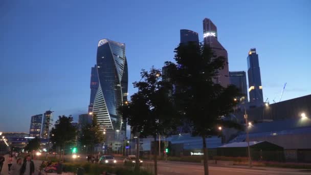모스카 강의 둑에 있는 모스크바 시의 고층 건물들 — 비디오