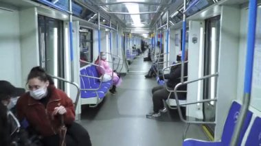 Metro istasyonundaki yolcular