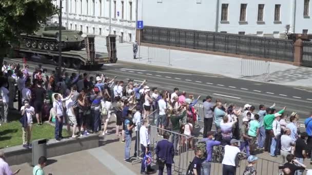 Espectadores y equipo militar viajando desde el desfile — Vídeos de Stock