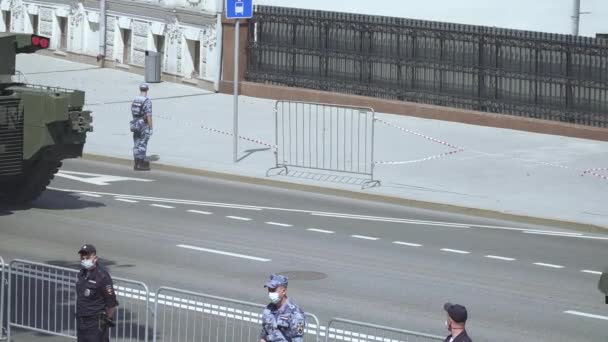 퍼레이드에서 출발하는 구경꾼들 과 군사 장비 — 비디오