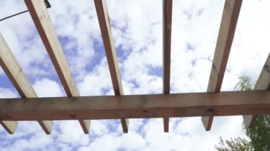 Bulutlara karşı ahşap pergolas