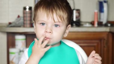 Haşlanmış mısır yiyen çocuk