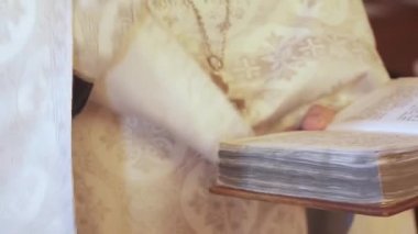 Rahip vaftiz işareti yapıyor.