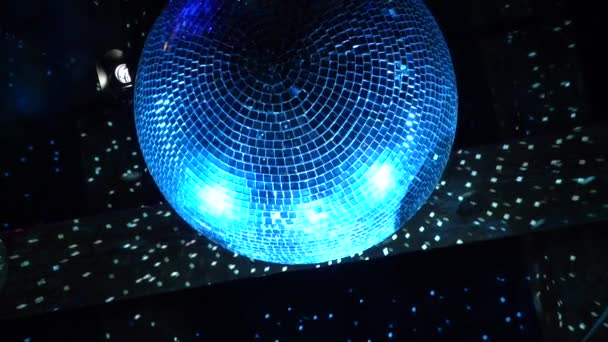 Spiegel Disco bal onder het plafond — Stockvideo