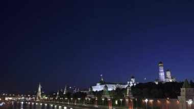 Arka planda spot ışıkları