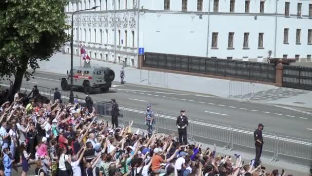 Espectadores y equipo militar viajando desde el desfile — Vídeos de Stock