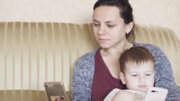 Garçon avec maman sur le canapé — Video