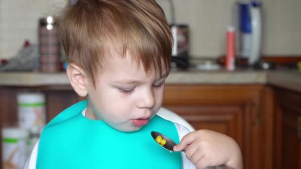 Αγόρι που τρώει βραστό καλαμπόκι — Αρχείο Βίντεο