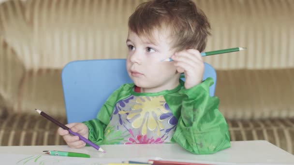 Chłopiec rysuje ołówkami — Wideo stockowe