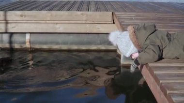 Tulumlu ve kış şapkalı bir çocuk.