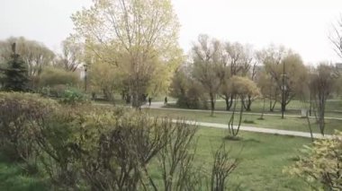 Moskova metrosu manzaralı parkta bir ara sokak.
