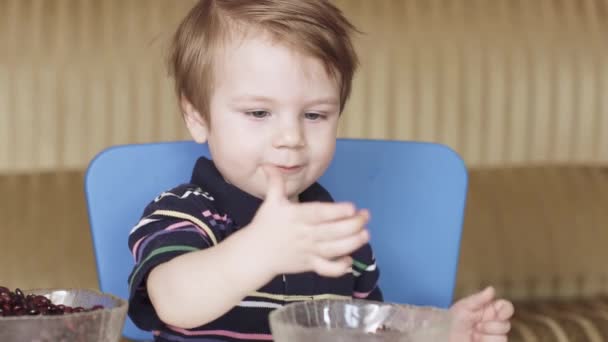 Menino criança está brincando feijão — Vídeo de Stock